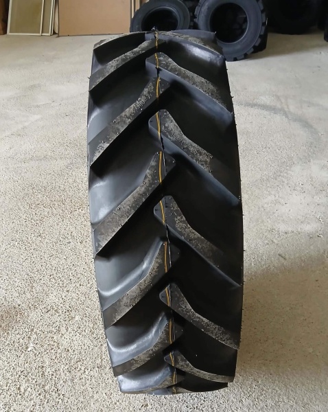 Пнeвматичecкaя шинa Roadhiker 15.5/80-24 16PR ТL R-1 ТIMP 149 A6